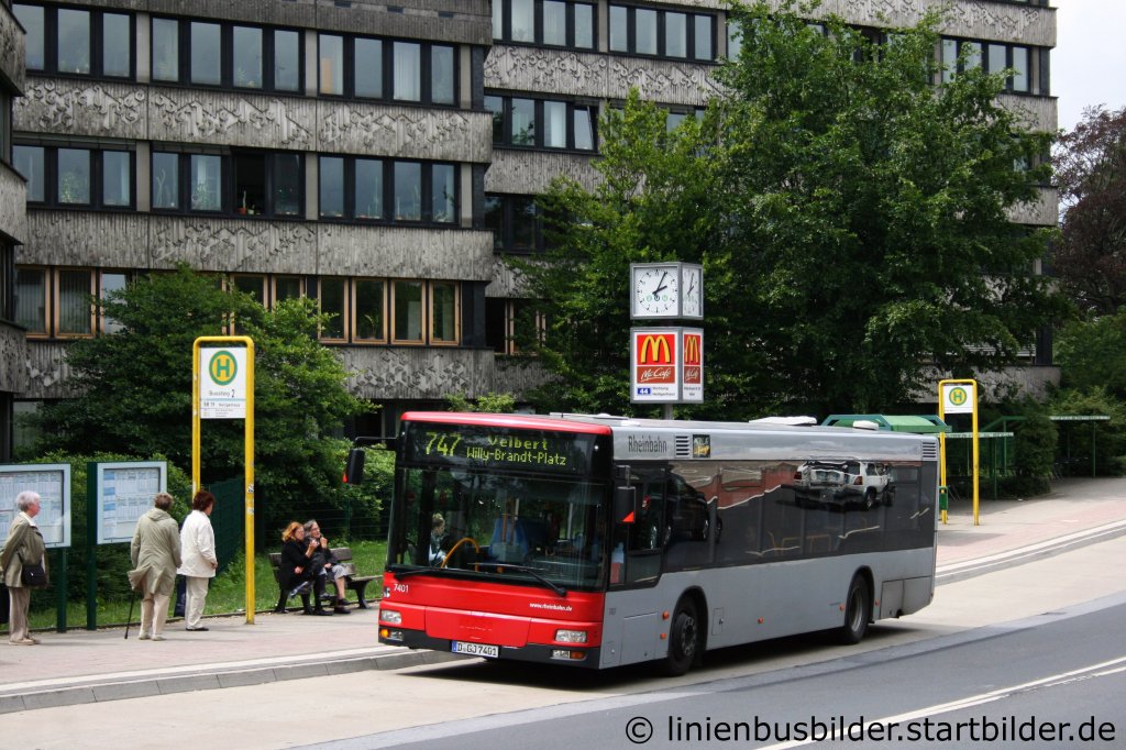 Rheinbahn 7401.
Aufgenommen am Postamt in Velbert, 21.6.2011.