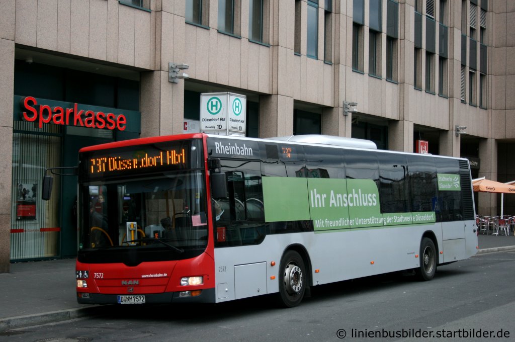 Rheinbahn 7572 (D NM 7572).
Der Bus macht Werbung fr die Stadtwerke Dsseldorf.
Aufgenommen am HBF Dsseldorf, 13.3.2011.