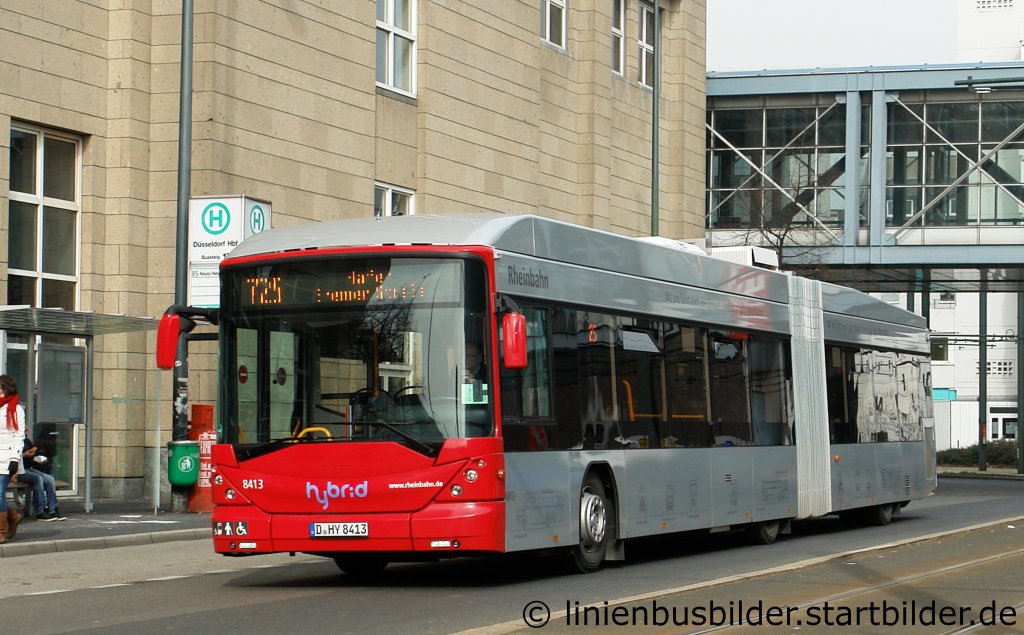 Rheinbahn 8413.
Aufgenommen am HBF Dsseldorf, 5.3.2011.
Dies ist einer der vielen Hybrid Busse der Rheinbahn.