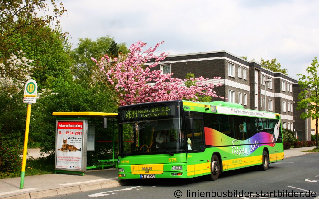 STO 575.
Der Bus wirbt fr die Maler und Lackiererinnung Oberhausen.
Aufgenommen an der Nathlandstr. am 14.4.2011.