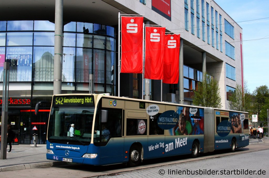 Strassenbahn Hagen Wagen 992.
Der Bus macht Werbung fr das Westfalenbad.
Aufgenommen am Sparkassen Karree, 9.4.2011.