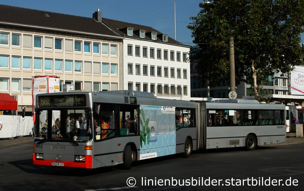 SWB 9913.
Diese Busse werden in naher Zukunft Verkauft und durch neue Busse ersetzt.
Aufgenommen am HBF Bonn am 3.10.2011.