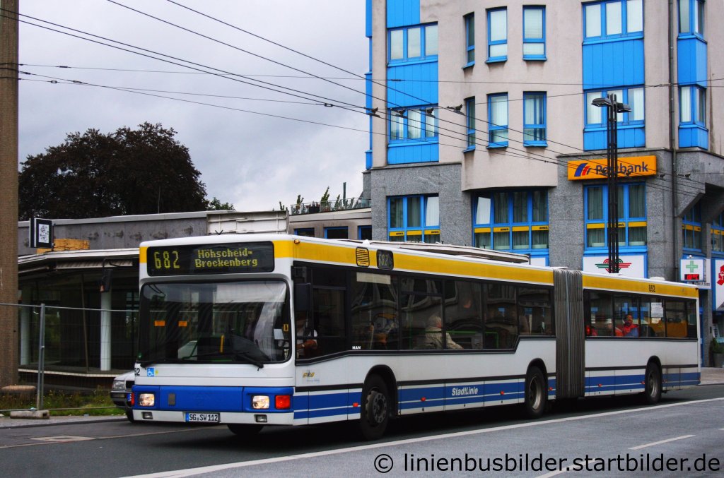 SWS 852.
Die ist einer der ltesten Busse im Fuhrpark der SWS Solingen.
Aufgenommen am ZOB Solingen, 27.8.2011.