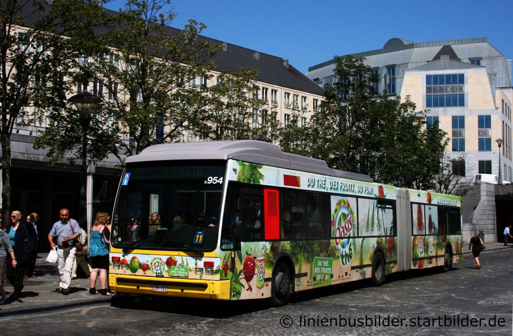 TEC 954.
Der Bus ist einer der wenigen Werbebusse der TEC in Lttich.
Er macht Werbung fr Oasis.
Aufgenommen an der Rue Joffre in Lttich am 27.6.2011.