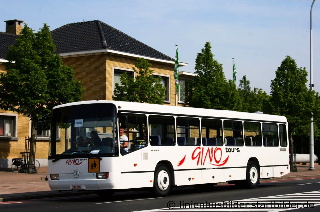 Und hier ist wieder einer von den vielen Schulbussen die an der Belgieschen Kste ihre runden drehen.
Es ist ein MB O 345.
Aufgenommen in Blankenberge am 5.5.2011.