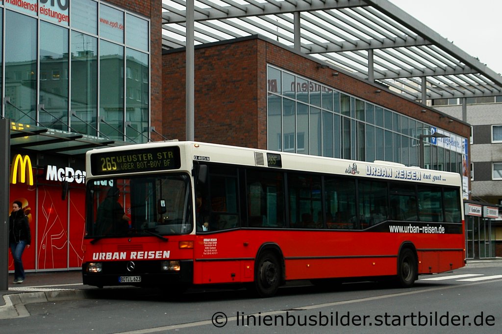 Urban Reisen (BOT L 623).
Aufgenommen am ZOB Bottrop, 28.12.2011.