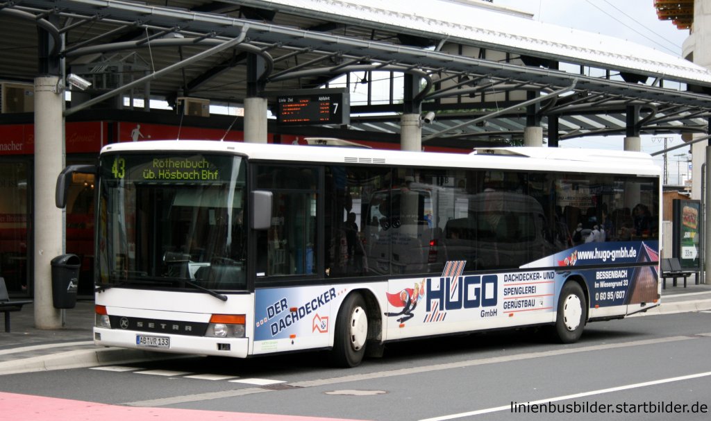 Vth (AB VR 133).
Aufgenommen am 18.8.2010, HBF Aschaffenburg.
Der Bus macht Werbung fr die Hugo Gmbh.
