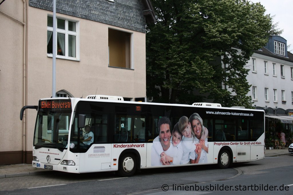 Vehar (MH V 7100) mit Werbung fr einen Zahnarzt in Mlheim.
Aufgenommen am Kettwiger Markt.