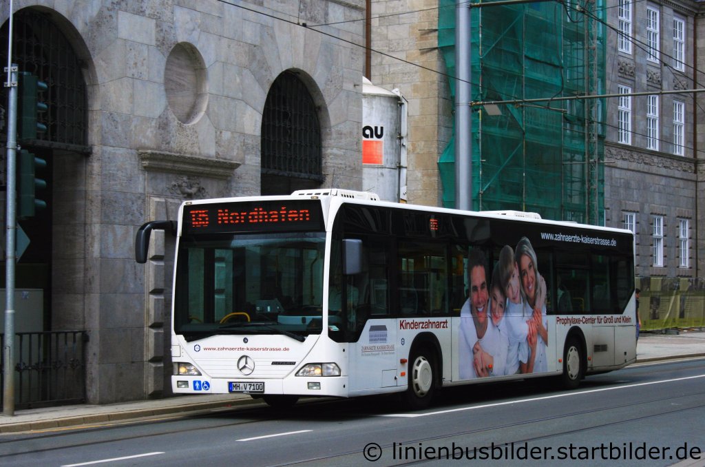 Vehar (MH V 7100) mit der Linie 135 zum Hafen in Mlheim.
Der Bus wirbt fr einen Zahrnarzt.
Aufgenommen an der Haltestelle Mlheim Stadtmitte, 11.8.2011.