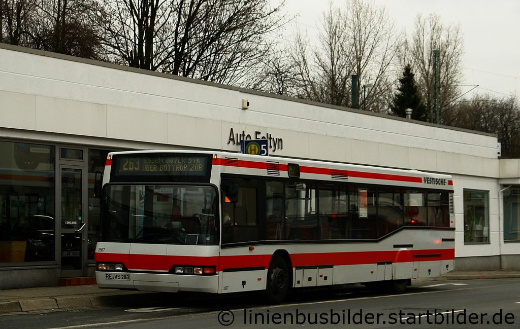 Vestische 2567 ist mit der Linie 263 an seiner Endhaltestelle Boyerstrasse in Essen angekommen.
Aufgenommen an der Haltestelle Boyerstr, 27.12.2011.
