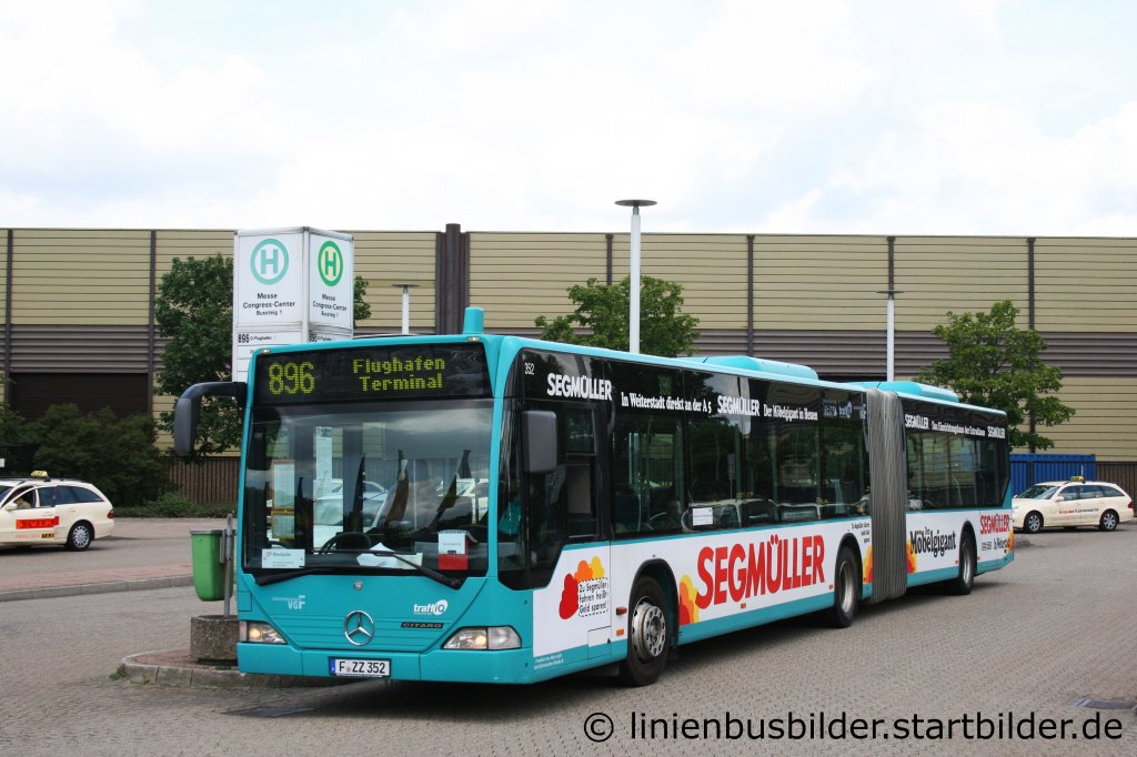 VGF 352 (F ZZ 352).
Der Bus wirbt fr Segmller.
Aufgenommen an der Messe Dsseldorf am 13.5.2011.