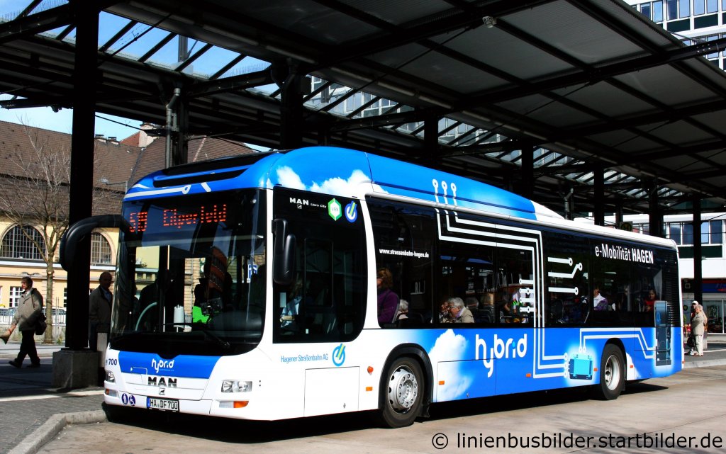 Wagen 700 von der Strassenbahn Hagen ist der erste Hybrid Bus in Hagen.
Aufgenommen am HBF Hagen, 9.4.2011.