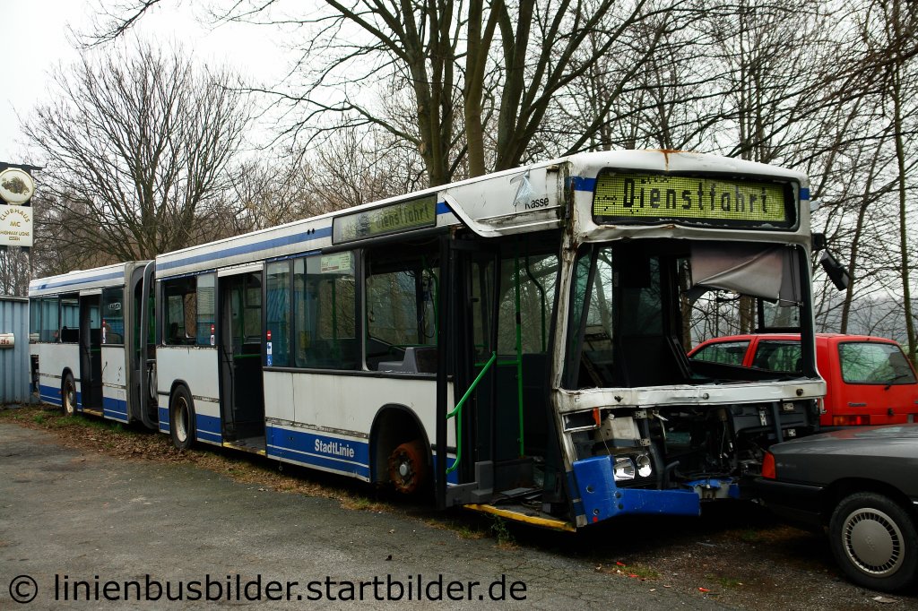 WSW 9772 hat in Wuppertal Bekanntschaft mit einer Wetterstation gemacht.
Jetzt steht der Bus bei Lingner in Bochum und wird seiner letzten teile beraubt.
Bochum Wattenscheid, 29.1.2012.