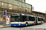 MAN Niederflurbus 2. Generation/171277/niag-5614die-ist-einer-der-aeltesten NIAG 5614.
Die ist einer der ltesten Busse im Fuhrpark der Niag.
am 17.9.2001 steht er mit der Linie 921 nach Moers am HBF Duisburg Ost.
