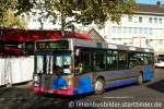 Decker Reisen (SU WD 7850).
Bei meinem letzten Besuch hatte der Bus noch eine Schwarze Stostange.
Aufgenommen am HBF Bonn, 1.10.2011.