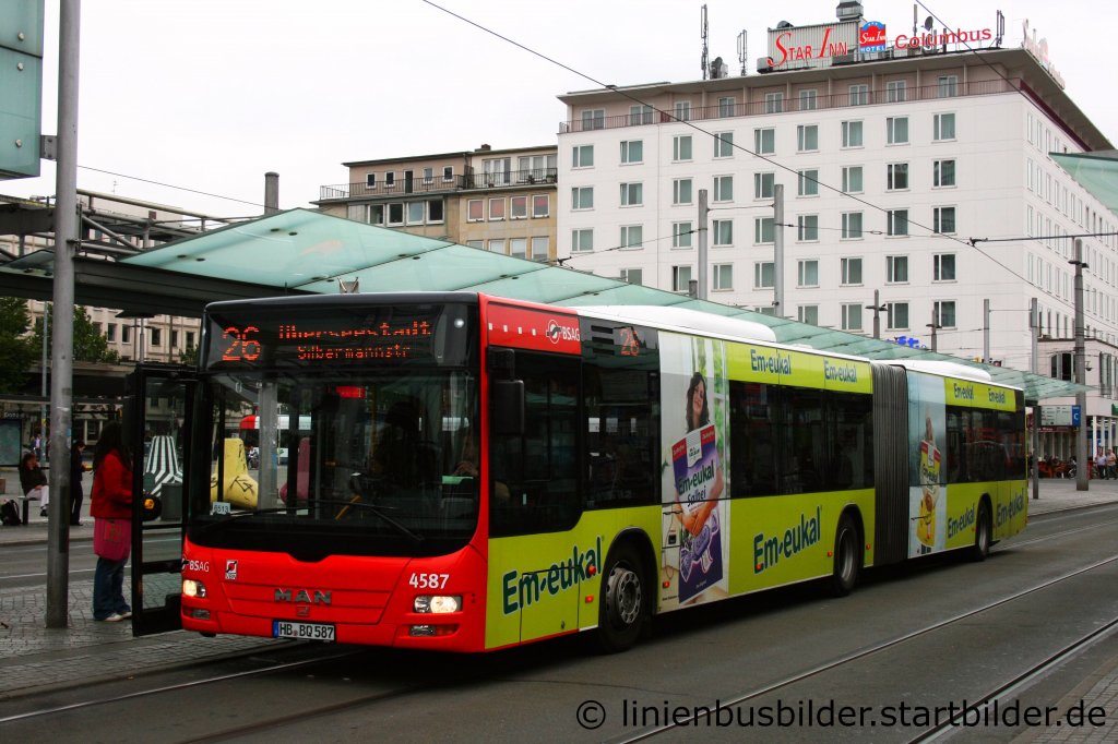 BSAG 4587.
Der Bus wirbt fr Em-Eukal.
Aufgenommen am HBF Bremen, 30.7.2011.