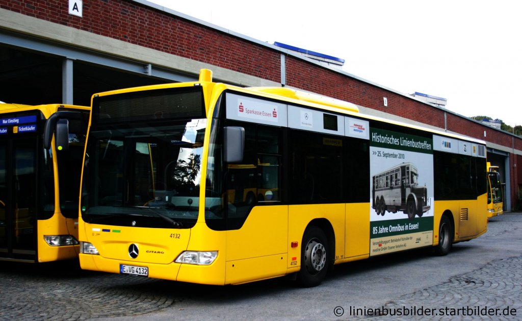 EVAG 4132 (E VG 4132) mit TB fr 85 Jahre Omnibus in Essen.
Aufgenommen auf dem EVAG Betriebshof Ruhralee bei der Veranstaltung 85 Jahre Omnibusse in Essen am 25.9.2010.