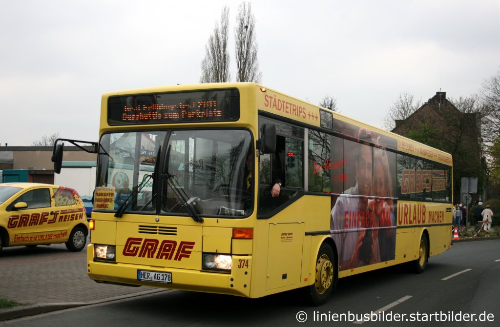 Graf Reisen 374.
Diese Busse fahren bei Graf nur noch als Schulbus.
Aufgenommen in Herna am 3.4.2011.