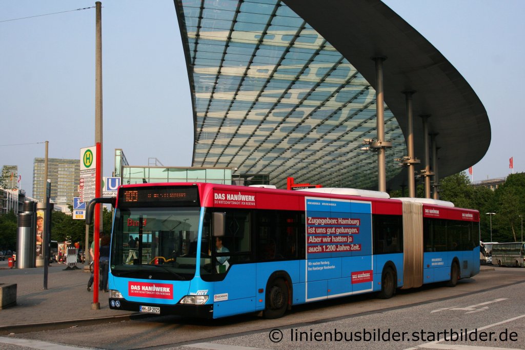 Hochbahn 7925 mit Werbung fr Das Handwerk.
Aufgenommen am HBF Hamburg, 21.5.2011.