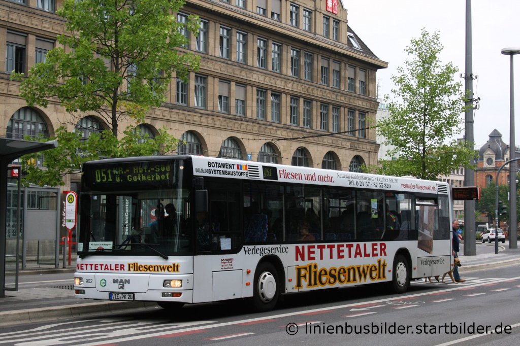 Kessels 902 (VIE PK 20).
Der Bus wirbt fr die Nettetaler Fliesenwelt.
Aufgenommen am HBF Krefeld, 26.6.2011.