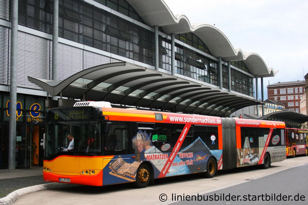 KEVAG 332 steht mit der Linie 8 am HBF Koblenz.
Der Bus wirbt fr Sondernachlass.de.
Aufgenommen am 28.8.2011.