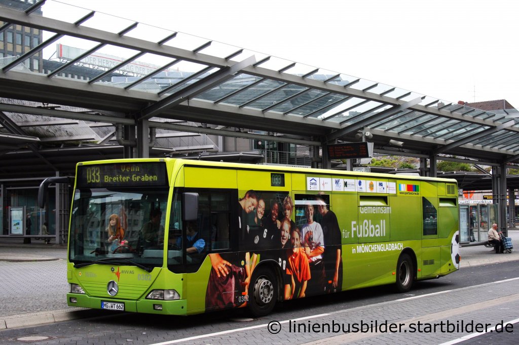 Mbus 0302.
Der Bus wirbt fr Fussball in Mnchengladbach.
Aufgenommen am HBF Mnchengladbach, 2.7.2011.