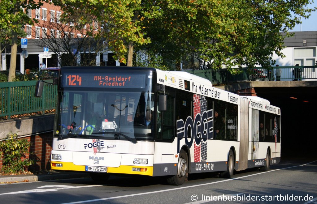 MVG 019 (MH VG 219) mit Werbung fr Pogge.
Aufgenommen am HBF Mlheim/Ruhr, 13.10.2010.