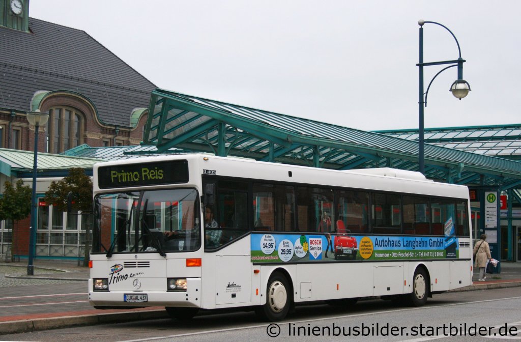 Primo Reisen (CUX AL 437).
Er wirbt fr das Autohaus Langbehn.
Aufgenommen am HBF Bremerhaven, 30.7.2011.