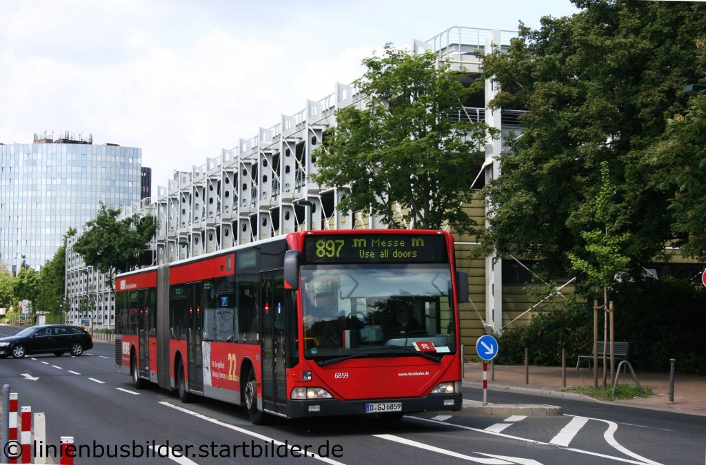 Rheinbahn 6859 (D GJ 6859).
Der Bus wirbt fr REWE.
Aufgenommen an der Messe Dsseldorf am 13.5.2011.