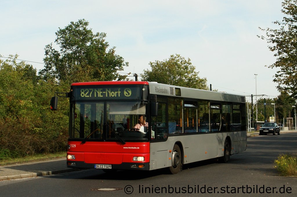 Rheinbahn 7329.
Er fhrt nach Neuss Norf als Linie 827.
Aufgenommen am Sdpark Dsseldorf, 24.9.2011.