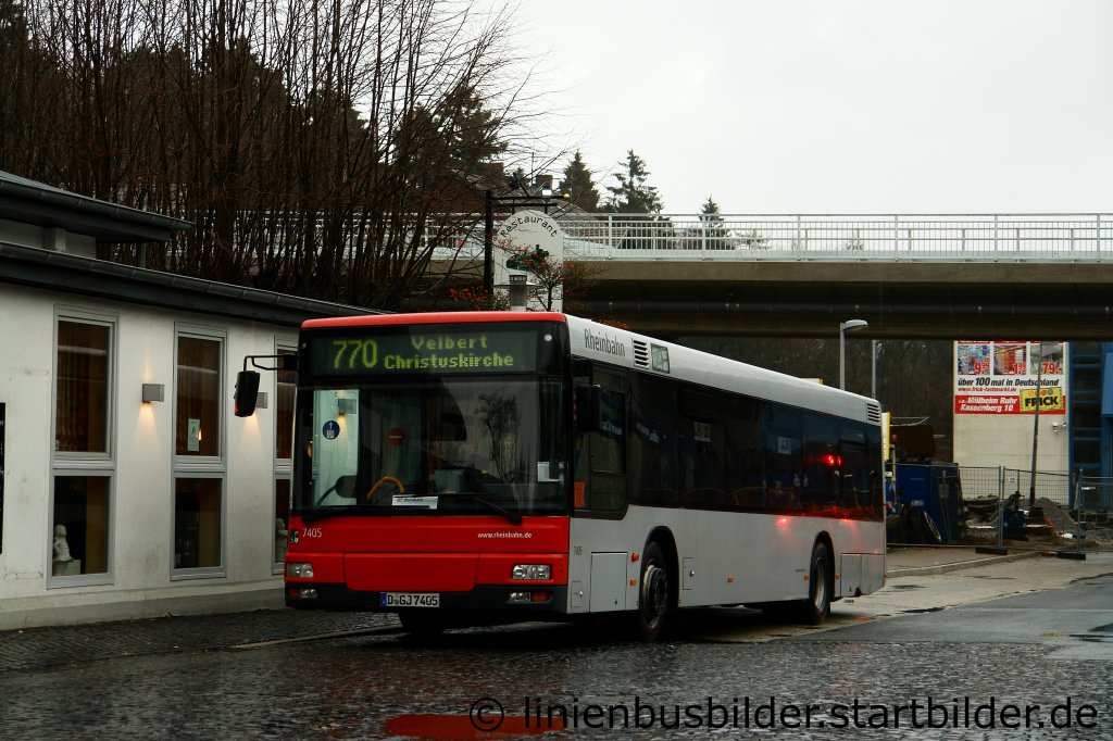 Rheinbahn 7405 steht am 22.1.2012 am Bahnhof Hsel und wartet auf Fahrgste die mit der Linie 770 nach Velbert fahren mchten.
