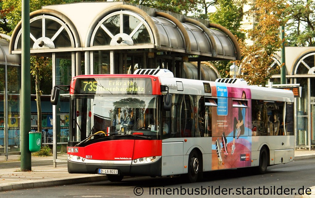 Rheinbahn 8011.
Der Bus steht hier an der Vennhauser Allee in Dsseldorf.