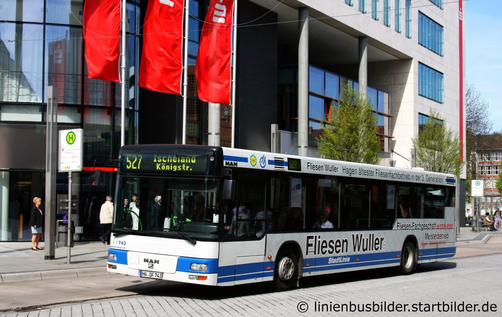 Strassenbahn Hagen Wagen 743.
Der Bus macht Werbung fr Fliesen Wuller.
Aufgenommen am Sparkassen Karree, 9.4.2011.