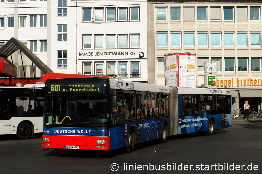 SWB 0202 macht auch Werbung fr die Deutsche Welle in Bonn.
Aufgenommen am HBF Bonn am 3.10.2011.