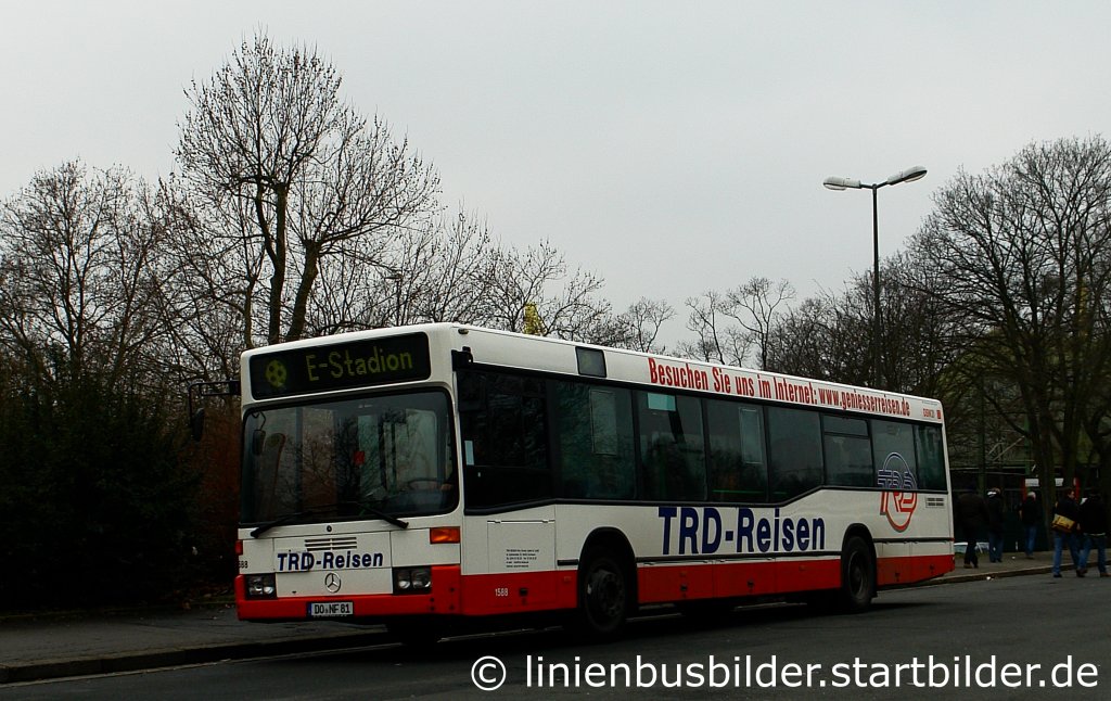 TRD (DO NF 81) ist eigentlich ein DSW21 Auftragswagen.
Am 28.1.2012 ist der Bus aber im Shuttle Verkehr unterwegs.
Aufgenommen am Stadion in Dortmund, 28.1.2012.