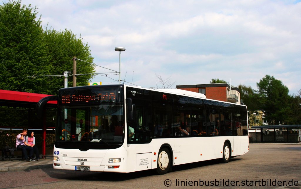 Vehar 9228.
Aufgenommen am ZOB Ratingen Mitte, 16.4.2011.
Dieser Bus Fhrt im Rheinbahn Auftragsverkehr.