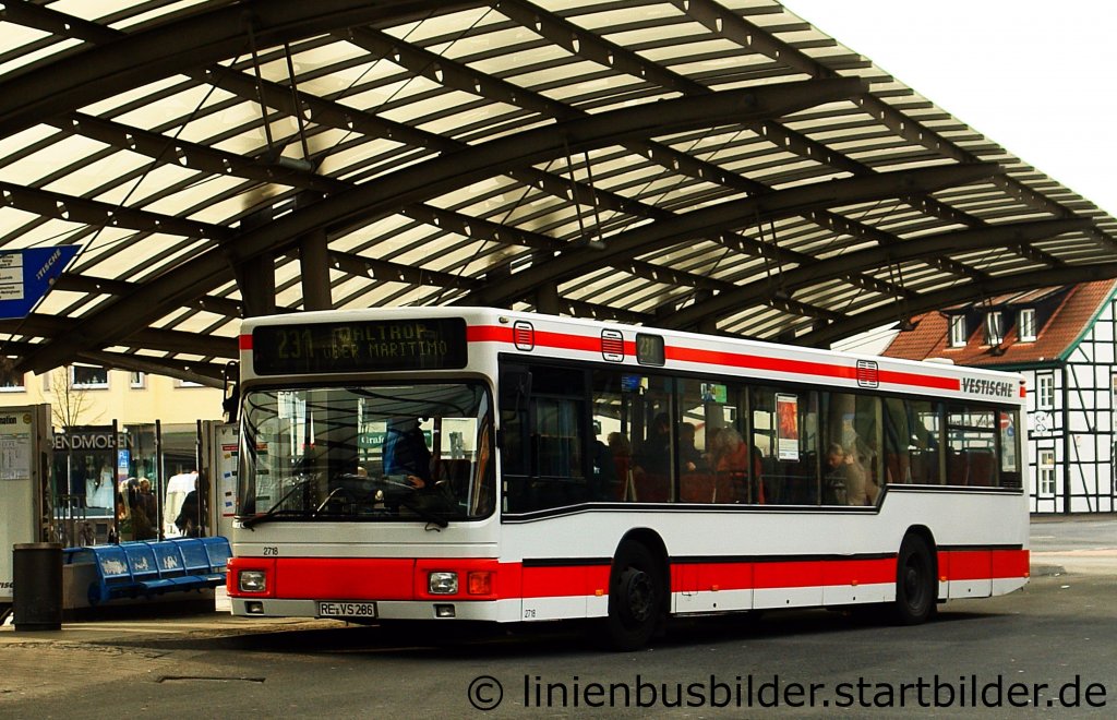 Vestische 2718 ist einer der ltesten Busse im Fuhrpark der Vestischen.
Aufgenommen am HBF Recklinghausen, 18.1.2012