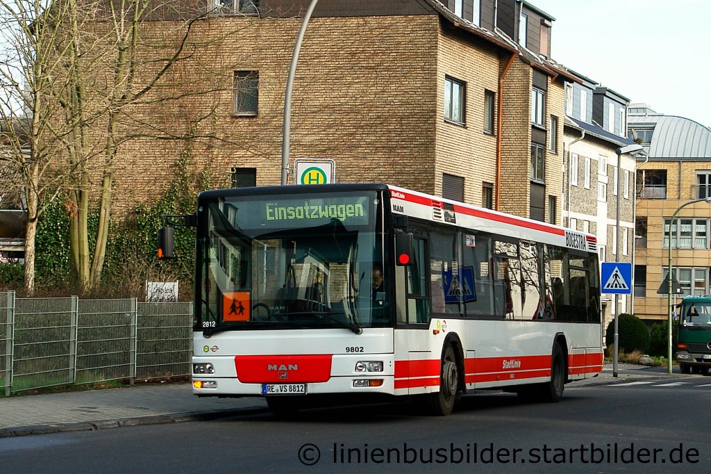 Vestische 2812 (Ex Bogestra 9802) steht am 25.1.2012 an einer Schule in Bottrop und wartet auf Schler.
