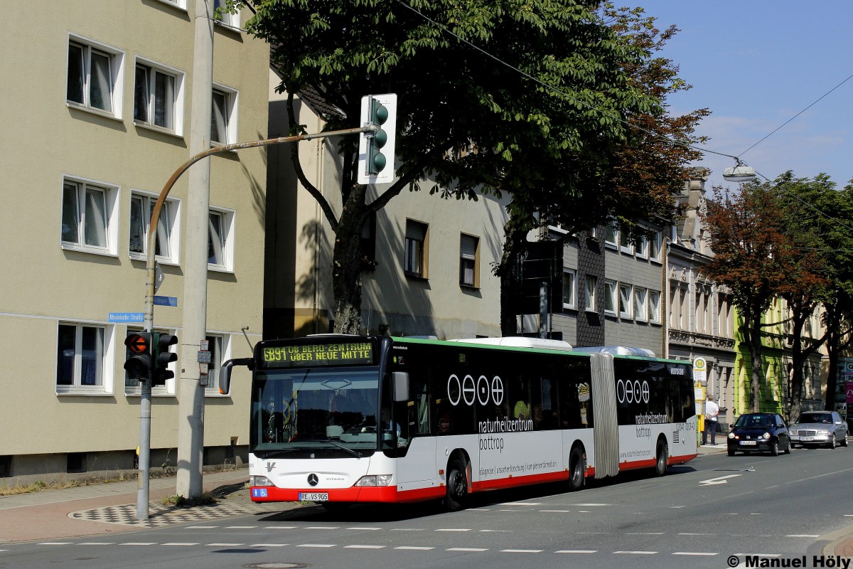 Kom 2905 der Vestischen.
Am 25.72013 war dieses Fahrzeug unweit des Bahnhofes Oberhausen Osterfeld auf der Linie SB91 Richtung Oerhausen Hauptbahnhof unterwegs.
Der Bus wirbt für das Naturheilzentrum Bottrop.