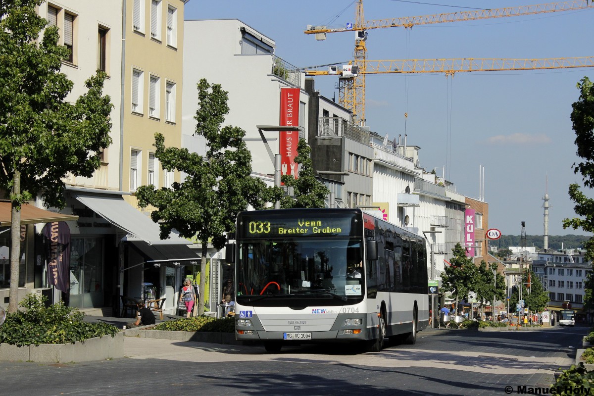 Möbus 0704 hat gerade den Höchsten Punkt der Haupteinkausstrasse von Mönchengladbach Erreicht.
Mönchengladbach, 4.9.2013.