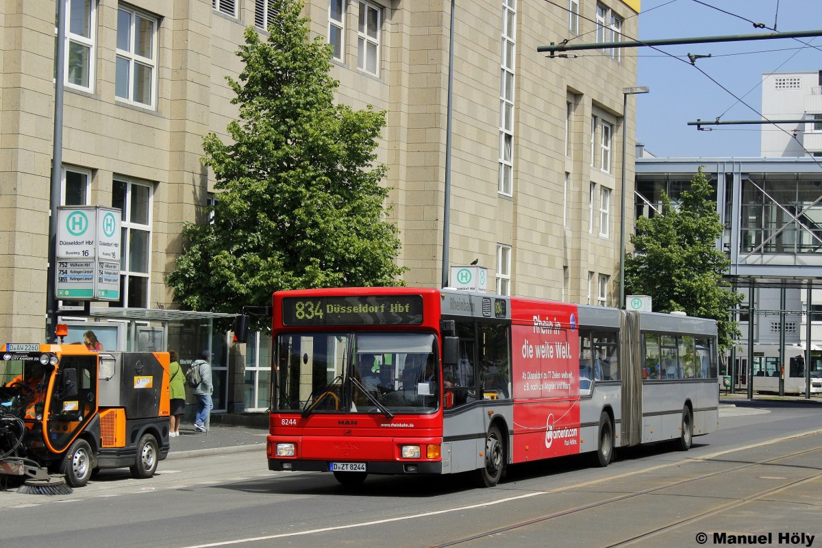Rheinbahn 8244.
Der bus wirbt mit einem TB für Air Berlin.
Aufgenommen am 27.5.2013 am HBF Düsseldorf.