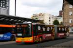 KEVAG 346 kommt mit der Linie 100 am HBF Koblenz an.
Der Bus wirbt fr Homepark.
Aufgenommen am 28.8.2011.