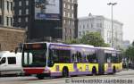 Hochbahn 7914 ist ein ganz Lekker Bus.
Er macht Werbung fr Nuon Energie.
Aufgenommen am HBF Hamburg, 21.5.2011.